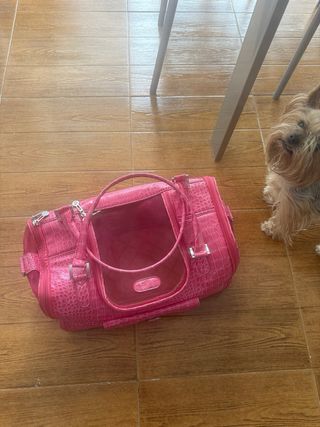 Elegante transportín para perros rosa.