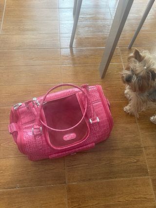 Elegante transportín para perros rosa.