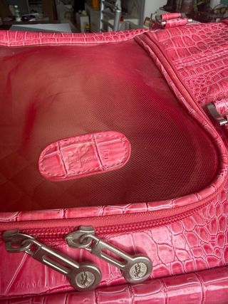 Elegante transportín para perros rosa.