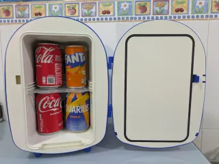 Mini nevera azul enchufable
