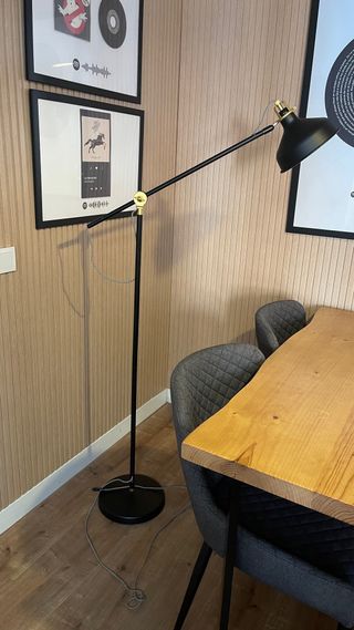 Lámpara de pie IKEA negra y dorada