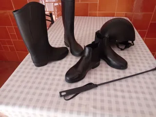 Casco y látigo de equitación