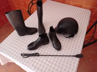 Casco y látigo de equitación