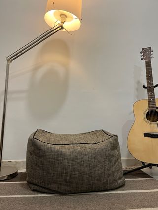 Puff de tela marrón y gris