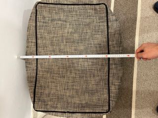 Puff de tela marrón y gris