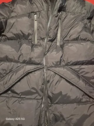 Giubbotto nero imbottito con cappuccio