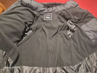 Giubbotto nero imbottito con cappuccio