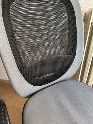 Silla de oficina gris y negra