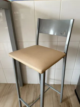 Mesa alta y 4 taburetes la tapicería antimanchas.