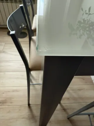 Mesa alta y 4 taburetes la tapicería antimanchas.