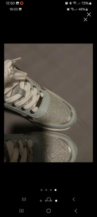 Deportivas azules con un poco de cuña