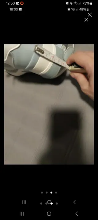 Deportivas azules con un poco de cuña