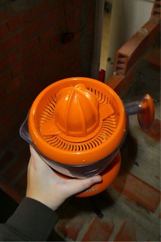 Exprimidor eléctrico naranja