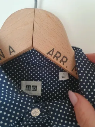 Camisa Uniqlo azul con puntos blancos
