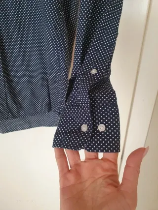 Camisa Uniqlo azul con puntos blancos