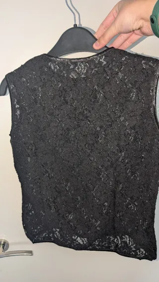 Camiseta tirantes negra bordada