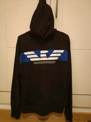 Sudadera Emporio Armani Negra, azul y blanco.