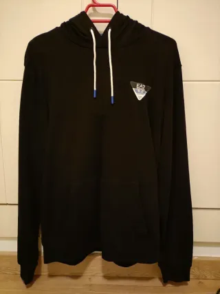 Sudadera Emporio Armani Negra, azul y blanco.