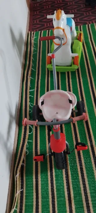 Bicicleta infantil, color rojo.