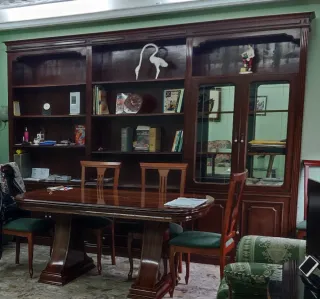 Mesa comedor extensible grande de madera.