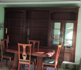 Mesa comedor extensible grande de madera.