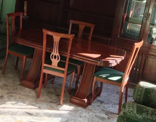 Mesa comedor extensible grande de madera.