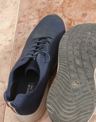 Zapatos deportivos azules y blancos