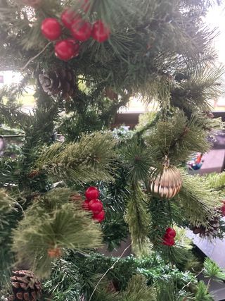 Árbol de Navidad con adornos