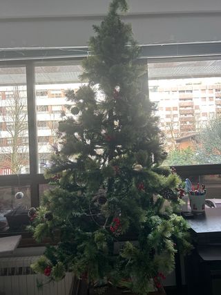 Árbol de Navidad con adornos