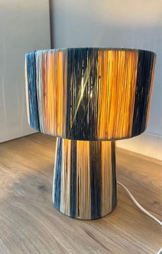 Lámpara de mesa de rafia