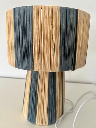 Lámpara de mesa de rafia