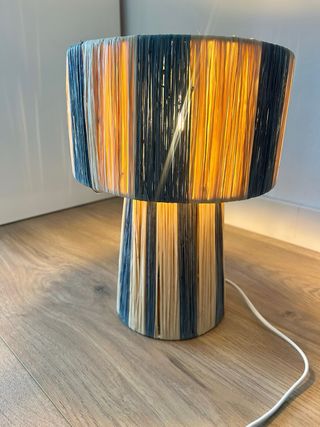 Lámpara de mesa de rafia