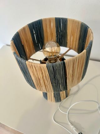 Lámpara de mesa de rafia