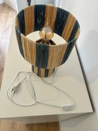 Lámpara de mesa de rafia