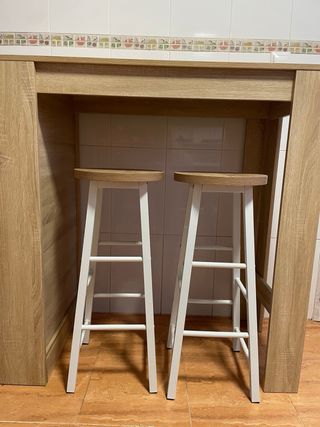 Mesa alta y 2 taburetes madera.