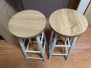 Mesa alta y 2 taburetes madera.