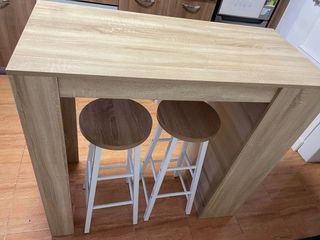 Mesa alta y 2 taburetes madera.