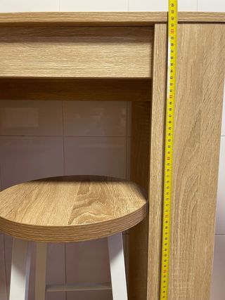 Mesa alta y 2 taburetes madera.