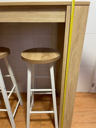 Mesa alta y 2 taburetes madera.