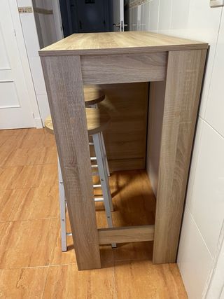 Mesa alta y 2 taburetes madera.
