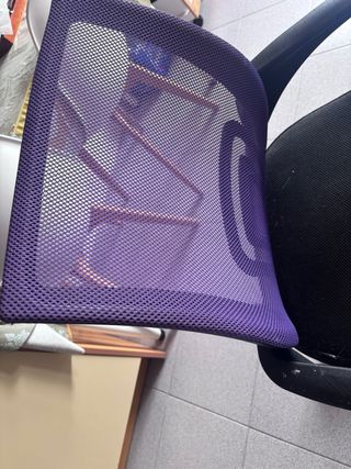 Silla de escritorio morada y negra