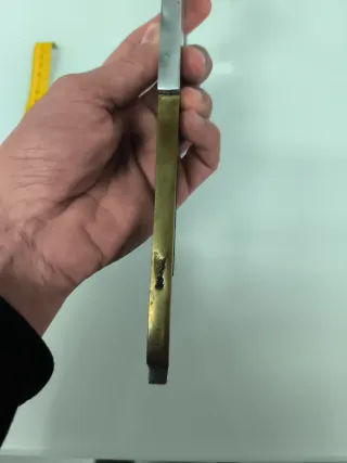 Cruz Brutalista Vintage - Metal Macizo