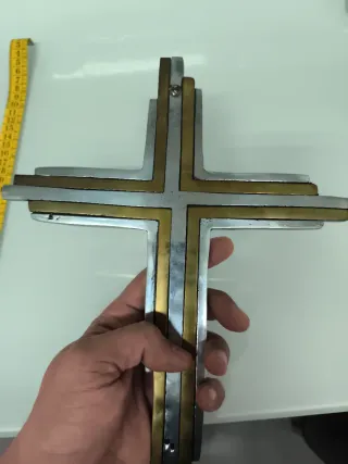 Cruz Brutalista Vintage - Metal Macizo