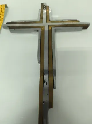 Cruz Brutalista Vintage - Metal Macizo