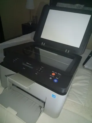 Stampante laser a colori multifunzione HP xpress M2070