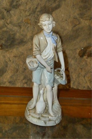 Figura de porcelana niño con pato