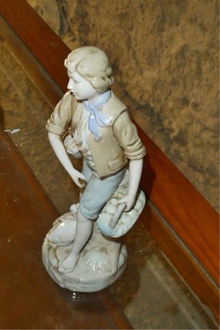 Figura de porcelana niño con pato