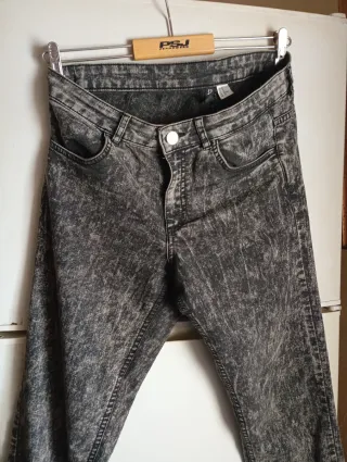 Pantalones vaqueros grises desgastados