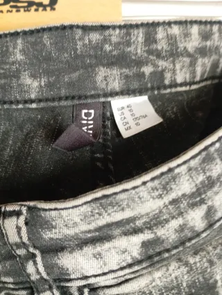 Pantalones vaqueros grises desgastados