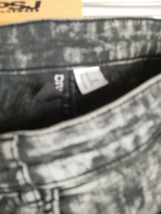 Pantalones vaqueros grises desgastados